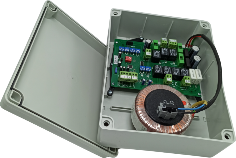 Řídící jednotka RJ 64 včetně krabice, trafa a průchodek