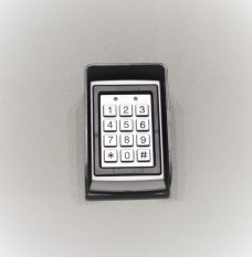 Přístupový systém RFID s klávesnicí podsvícený s krytem